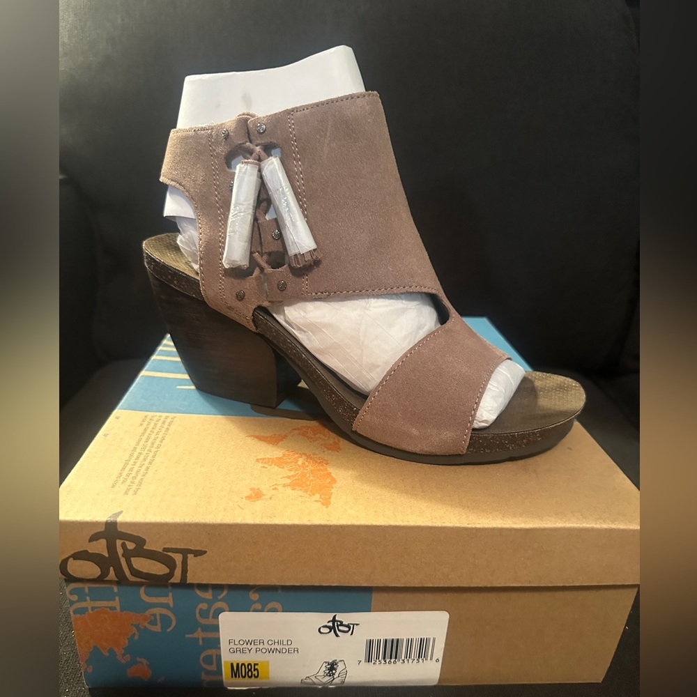 OTBT Flower Child- Grey Pownder- size 8.5